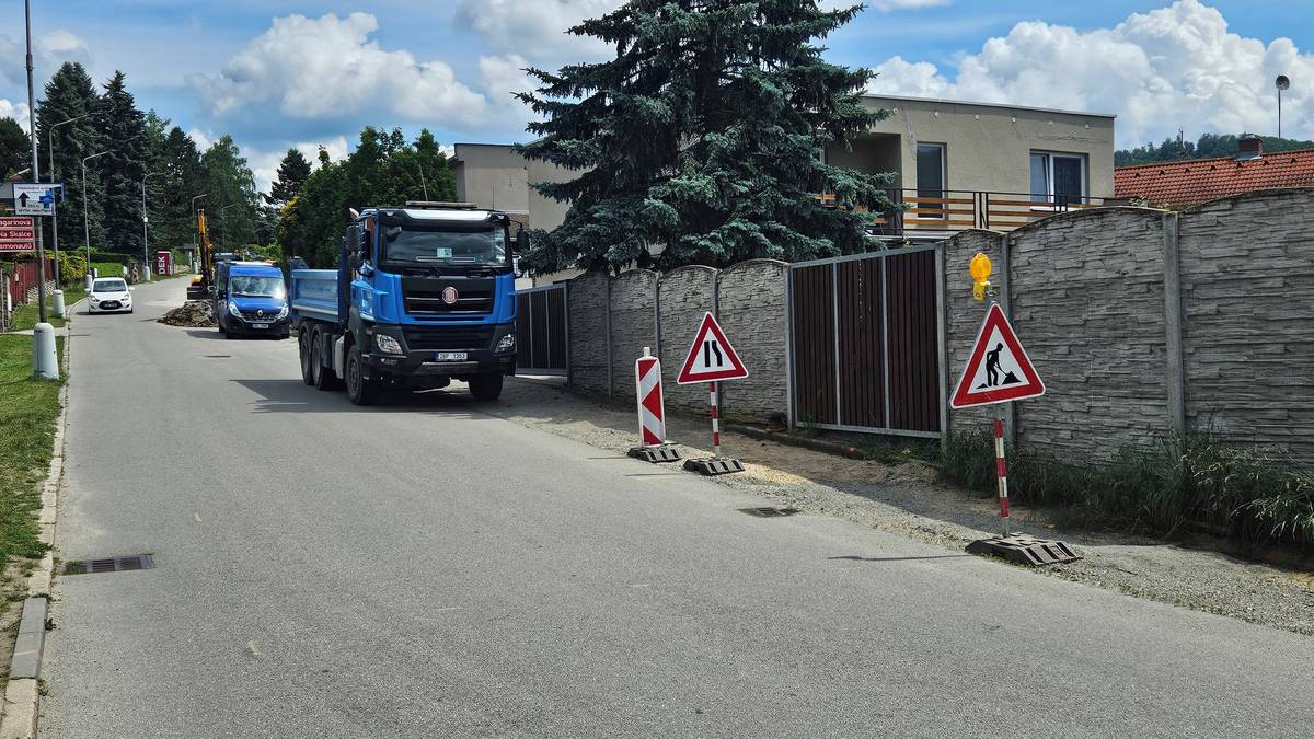 V týdnu od 13. 7. do 17. 7. 2026 bude zahájena oprava chodníku na ulici Čížovky, a to v úseku mezi domy č. p. 2013/25 a 1759/14. Zahájení prací je předpokládáno od středy 15. 7. 2026. Zhotovitelem stavby je společnost K.T.S. MONTÁŽE s.r.o., Letovice.