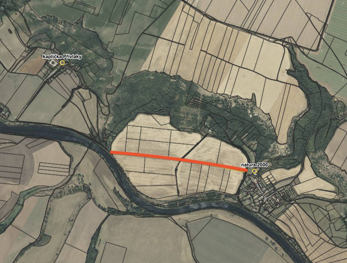 Vážení občané, informujeme Vás, že od 15. července 2026 budou zahájeny stavební práce na opravě komunikace spojující Stroupeč a Přívlaky. Předpokládaný termín dokončení je 20. srpna 2026. Opravovaný úsek je vyznačen v přiložené orientační mapce. 👇🏼 S ohledem na probíhající žně a pohyb zemědělské techniky Vás zdvořile žádáme o maximální součinnost při realizaci této opravy. Pokud to bude možné, využívejte po dobu stavebních prací alternativní příjezdové trasy mimo opravovaný úsek komunikace. V případech, kdy to charakter prací umožňuje, prosíme o omezení průjezdu těžké zemědělské techniky po opravované komunikaci, případně o využití přístupu přes navazující polní cesty. Děkujeme Vám za vstřícnost, pochopení a spolupráci. 🙏🏼