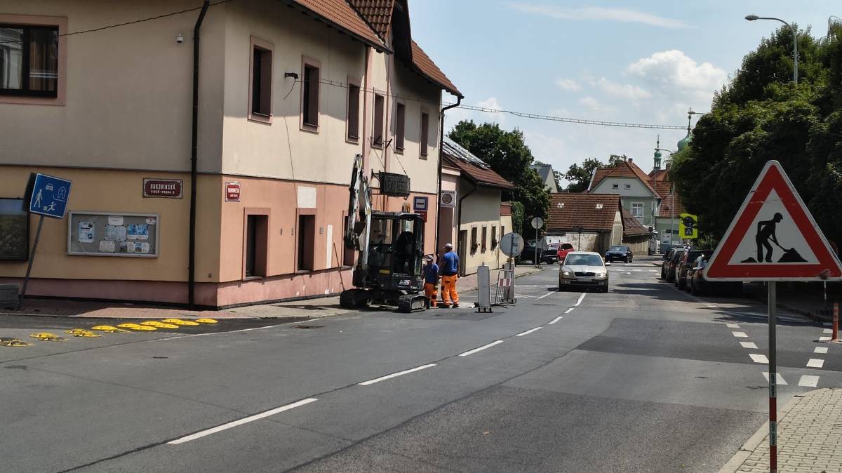 V Bohdanečské ulici, přímo u vchodu do budovy úřadu městské části, probíhá oprava vozovky. Dnes dojde k zasypání kaverny a úpravě povrhu, ve středu bude položen asfalt. Prosíme řidiče o zvýšenou opatrnost, ulice je kvůli opravě zúžena. Martin Mach, radní