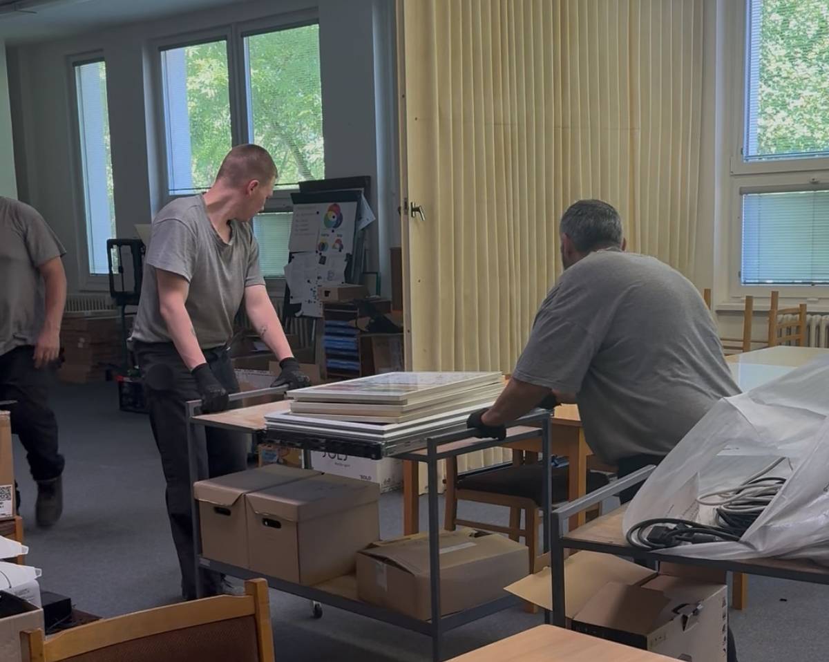 Díky práci odsouzených se podařilo ve velmi krátkém čase vystěhovat budovu Střední průmyslové školy elektrotechnické a Vyšší odborné školy Pardubice (SPŠE). Škola tak výrazně ušetřila náklady, které by jinak musela vynaložit na stěhování prostřednictvím soukromé firmy. Spolupráci přímo na místě ocenili hejtman Pardubického kraje Martin Netolický, ředitel Věznice Pardubice Jaroslav Rozsíval a ředitel školy Petr Mikuláš. Spolupráce vznikla díky memorandu mezi Pardubickým krajem a Vězeňskou službou ČR, které bylo podepsáno v říjnu 2025. Jednalo se o první memorandum tohoto druhu v České republice a pilotní projekt zaměřený na oblast školství, zdravotnictví, kulturu a sociální péči. „Ukazuje se, že organizace využívající takzvané extramurální aktivity tuto možnost velmi vítají. Pro naše instituce jde o významnou finanční úsporu, protože obdobné práce by jinak musely objednávat u externích dodavatelů. Memorandum jsme uzavřeli i na základě zájmu ze stran našich organizací, protože na údržbové a technické práce je složité najít pracovníky. Zároveň chceme veřejnosti ukázat, že věznice mohou být skutečně nápravnými zařízeními a že odsouzení mohou vykonávat užitečnou práci pro společnost. Smyslem je také snižování recidivy, která je v České republice velkým problémem, a lepší začlenění odsouzených po návratu do běžného života,“ uvedl hejtman Pardubického kraje Martin Netolický. Cílem memoranda je rozšířit možnosti spolupráce mezi věznicemi a organizacemi zřizovanými Pardubickým krajem. Odsouzení se mohou zapojit například do údržby veřejných prostranství, pomocných a úklidových prací či drobných oprav. Tyto aktivity přispívají nejen k fungování krajských organizací, ale také k pracovní a sociální rehabilitaci odsouzených. „Na této škole odsouzení odpracovali celkem 420 hodin. Každý z nich je před zařazením do práce pečlivě posouzen odbornou komisí z hlediska bezpečnosti i průběhu výkonu trestu. Nejedná se o osoby odsouzené za násilnou trestnou činnost, ale převážně za majetkové delikty,“ řekl ředitel Věznice Pardubice Jaroslav Rozsíval. „Další spolupráci zahajujeme už příští týden při výmalbě výjezdové základny Zdravotnické záchranné služby ve Vysokém Mýtě. Dlouhodobě spolupracujeme také s Východočeským muzeem v Pardubicích a od června spouštíme projekt s Domovem sociálních služeb Slatiňany,“ dodal. Podle ředitele školy Petra Mikuláše práce odsouzených výrazně překonala očekávání školy. „Potřebovali jsme během velmi krátké doby přestěhovat čtyři dílny odborného výcviku a zároveň vyklidit budovu, která bude dnes předána pro další etapu rekonstrukce areálu školy. Odsouzení pracovali s velkým nasazením a jejich pomoc nám výrazně ušetřila náklady i čas,“ uvedl Petr Mikuláš.  Samotní odsouzení vnímají práci mimo věznici jako vítanou změnu během výkonu trestu. „Nedělám to jen pro sebe, ale i pro ostatní. Hlavně pro děti tady na škole. Člověk se dostane ven, přijde unavený a nemá pak ty splíny. Stěhujeme kopírky, lavice, židle, starý stoly jsme rozlamovali, skládali jsme plný kontejnery,“ popsal jeden z odsouzených zapojených do projektu.