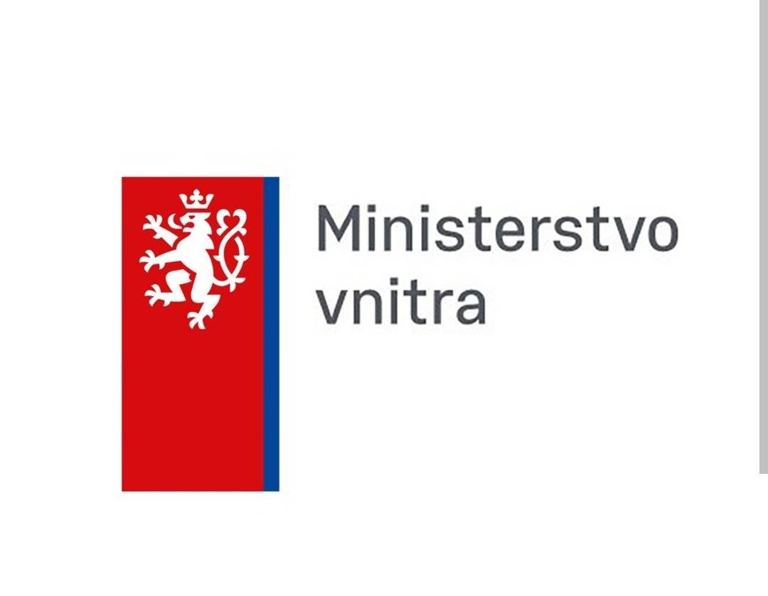 Ministerstvo vnitra a Policie ČR upozorňují na rostoucí počet podvodů, při kterých se pachatelé vydávají za policisty nebo pracovníky bank. Pomocí psychologického nátlaku, falešných dokumentů a nově i technologií umělé inteligence (deepfake) se snaží přimět lidi k převodu peněz nebo získání přístupu k bankovním účtům. Podvodníci často tvrdí, že je váš účet ohrožen nebo že si někdo na vaše jméno sjednal úvěr. Vyvolávají strach, nutí jednat okamžitě a požadují mlčenlivost. Cílem je získat vaše peníze nebo přístup k účtům. Pamatujte: Policie ani banka po telefonu nikdy nepožadují převod peněz na „bezpečný účet“. Nikdy nesdělujte přístupové údaje do internetového bankovnictví ani údaje z platební karty. Nepředávejte hotovost ani platební kartu neznámým osobám. Pokud máte pochybnosti, hovor ukončete a ověřte si informace přímo u své banky nebo Policie ČR. V případě podezřelého telefonátu zachovejte klid, kontaktujte svou banku, Policii ČR a informujte své blízké. Sdílením těchto informací můžete pomoci ochránit sebe i ostatní před finančními podvody.