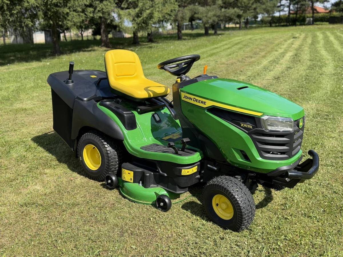 Obec Kokošovce zakúpila novú traktorovú kosačku John Deere s košom, ktorá nám pomôže pri pravidelnej údržbe verejných priestranstiev a zelene v našej obci. Na realizáciu projektu „Zakúpenie traktorovej kosačky s košom“ získala obec dotáciu vo výške 2 000€ z rozpočtu Prešovského samosprávneho kraja.