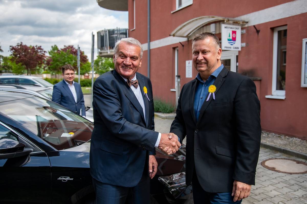 Vážení spoluobčané, jednou z věcí, které považuji za nejdůležitější při výkonu funkce starosty, je otevřená komunikace s občany. Radnice není uzavřená instituce schovaná za dveřmi úřadu.  Naopak – městská část patří všem jejím obyvatelům a starosta městské části by měl být a je dostupný každému, kdo chce něco sdělit, zeptat se nebo přijít s vlastním názorem nebo nápadem. Proto se dlouhodobě vytváří co nejvíce příležitostí k osobnímu setkávání a vzájemné diskusi v rámci osobní přítomnosti starosty v ulicích.  Každý občan má možnost účastnit se jednání Finančního výboru, Výboru stavebního a pro životní prostředí. Stejně tak jsou veřejná jednání Zastupitelstva MČ Praha – Újezd, kde může kdokoliv vystoupit, položit otázku nebo vyjádřit svůj názor na dění v naší městské části. Komunikace s občany však nekončí pouze v jednacích místnostech. Pravidelně se setkáváme se seniory při společných setkáních, vítáme naše nejmenší občánky a účastníme se mnoha dalších společenských akcí.  Právě při těchto neformálních příležitostech často vznikají zajímavé podněty, připomínky i nápady, které pomáhají zlepšovat život v Újezdě a Kateřinkách. Mnozí z vás nás potkávají také při každodenních pochůzkách po městské části. Právě tehdy často vedeme spontánní rozhovory o tom, co vás trápí, co se vám líbí nebo co byste si přáli změnit.  Tyto rozhovory jsou pro nás velmi cenné, protože nám umožňují poznávat skutečné potřeby našich obyvatel přímo v ulicích, kde žijí. Stejně tak jsme přítomni na všech sportovních, kulturních a společenských akcí, které naše městská část pořádá. Ať už jde o dětské dny, sportovní soutěže, slavnosti, koncerty nebo sousedská setkání, vždy se snažíme najít čas na osobní rozhovor s každým, kdo o něj projeví zájem.  Věřím totiž, že žádný e-mail ani úřední dokument nenahradí přímé setkání a otevřený lidský dialog. Možná se ve všem neshodneme. To je přirozené. Důležité však je, že spolu mluvíme, nasloucháme si a hledáme řešení. Vedení městské části je připraveno vyslechnout každý názor, odpovědět na každý slušně položený dotaz a zabývat se každým podnětem, který může přispět ke zlepšení života v naší obci. Děkujeme všem, kteří se zajímají o dění v Újezdě a Kateřinkách, přicházejí s vlastními nápady a nebojí se ptát. Jen díky vzájemné komunikaci můžeme společně budovat městskou část, která bude dobrým domovem pro nás všechny. Václav Drahorád, starosta