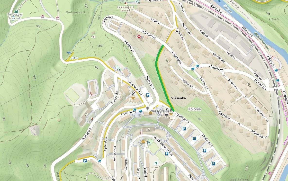 Od dnešního rána, tj. od čtvrtka 16. července 2026, je již umožněn průchod po Vlásence ze sídliště Ptačina k nádraží Českých drah. Při průchodu dbejte prosím zvýšené opatrnosti.
