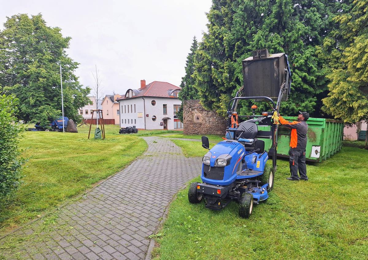 Údržba veřejné zeleně a sečení trávníků v Hlučíně probíhá pod taktovkou městské společnosti TS Hlučín s.r.o. (TS Hlučín). Město k péči o travnaté plochy přistupuje systematicky s ohledem na estetiku, bezpečnost dopravy, komfort občanů i moderní ekologické trendy. 🌱  Zaměstnanci TS Hlučín vždy postupují podle schváleného plánu seče lokalit. Intenzivně udržované plochy se sečou zpravidla 7x za sezónu (v závislosti na klimatických podmínkách).  TS Hlučín na vybraných plochách záměrně zanechávají ostrůvky neposekané trávy, například v místech s výskytem lučních květin, které poskytují útočiště pro opylovače. 🐝🌼  V případě extrémního letního sucha se sečení tlumí, aby nedocházelo k úplnému spálení a erozi trávníků.   Celý článek najdete na našem webu: ⤵️ https://bit.ly/44xiG0K