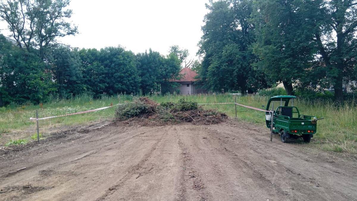 Od tohoto měsíce mohou občané obce odvážet větve do areálu „Sokolky“ – na pozemek za společností Rumpold, ve směru na Tuchlovice. Zaměstnanci údržby zeleně zde vyznačili plochu určenou k jejich odkládání.  Prosíme, odkládejte zde pouze větve a ukládejte je výhradně na páskou vyznačené místo.