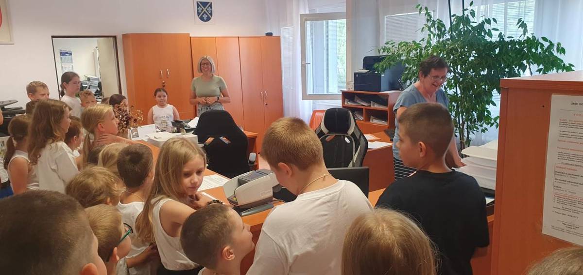 V pondelok 7. júla 2026 sme na Obecnom úrade v Dolnej Krupej privítali deti z letného tábora ŠKD. Privítal ich pán starosta a spolu s pracovníkmi obecného úradu im priblížili, aká práca sa na obecnom úrade vykonáva a čo všetko sa skrýva za jeho dverami.