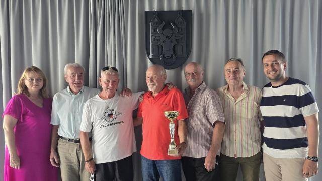 Vítězné družstvo Šneci, které reprezentovalo město Přerov na 11. krajském turnaji Krajské rady seniorů Olomouckého kraje v bowlingu, přijal na přerovské radnici náměstek primátora Vladimír Lichnovský. Členové týmu přinesli ukázat vítězný pohár a podělit se o své zážitky ze sportovního klání.    Krajský bowlingový turnaj se uskutečnil 25. června v Olomouci a do soutěže se přihlásilo celkem 36 družstev. Nechyběli ani hosté z Opolského vojvodství, Bratislavy a Prešovského kraje. Město Přerov reprezentovaly hned tři týmy – Pařmeni, Šneci a Nadšenci.    Největšího úspěchu dosáhl tým Šneci ve složení kapitán Edmund Váňa, Alan Valentovič, Jaroslav Rybka, Václav Přikryl a Jaroslav Sachr. S celkovým ziskem 821 bodů si zajistili vítězství v celém turnaji. Úspěch přerovského družstva podtrhl také jeden z jeho členů, který získal nejvyšší bodové hodnocení mezi jednotlivci.