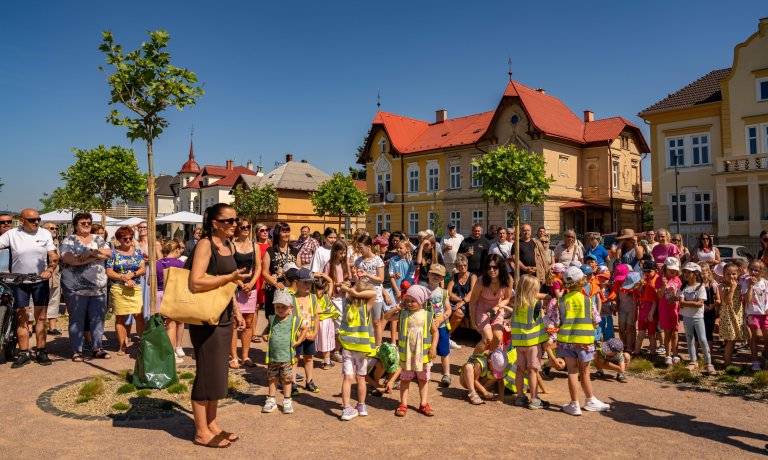 Pro občany Hranic i pro návštěvníky města slouží od června nově upravené nábřeží podél Bečvy v Kropáčově ulici. Původní zanedbaná plocha se změnila v příjemné místo pro relaxaci, setkávání lidí nebo pro procházky k řece. Na slavnostní předání revitalizovaného nábřeží veřejnosti dorazily na tři stovky návštěvníků, včetně dětí z mateřských škol. Ty mohly hned využít připravené sportovní aktivity s Deni a Teri. Pro všechny návštěvníky bylo připraveno občerstvení a byl zajištěn pitný režim.