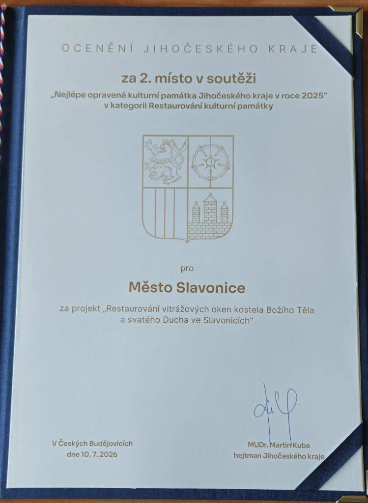 Město získalo ocenění Jihočeského kraje za 2. místo v soutěži o nejlepší opravenou kulturní památku. Ocenění bylo uděleno za restaurování vitrážových oken v kostele Božího Těla ve Slavonicích, což je výsledkem úsilí mnoha lidí podílejících se na projektu.