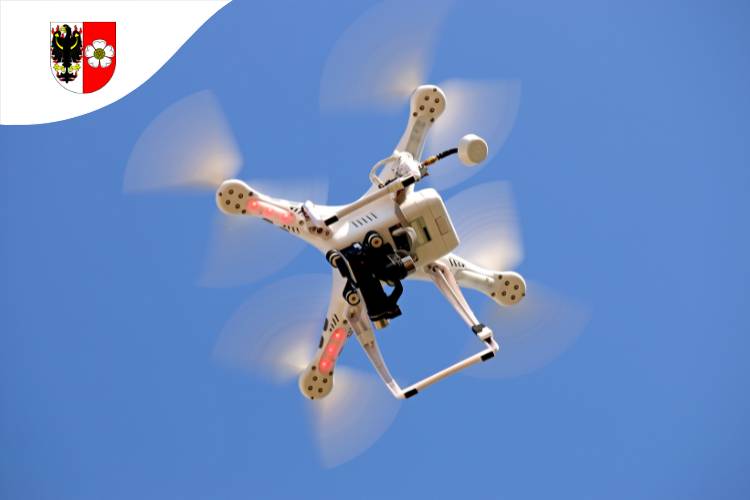 Drony jsou stále oblíbenější – ať už pro fotografování, natáčení nebo rekreační létání. Protože se však Roztoky nacházejí v blízkosti Letiště Václava Havla Praha, je potřeba při jejich provozu dodržovat přísnější pravidla. ↓