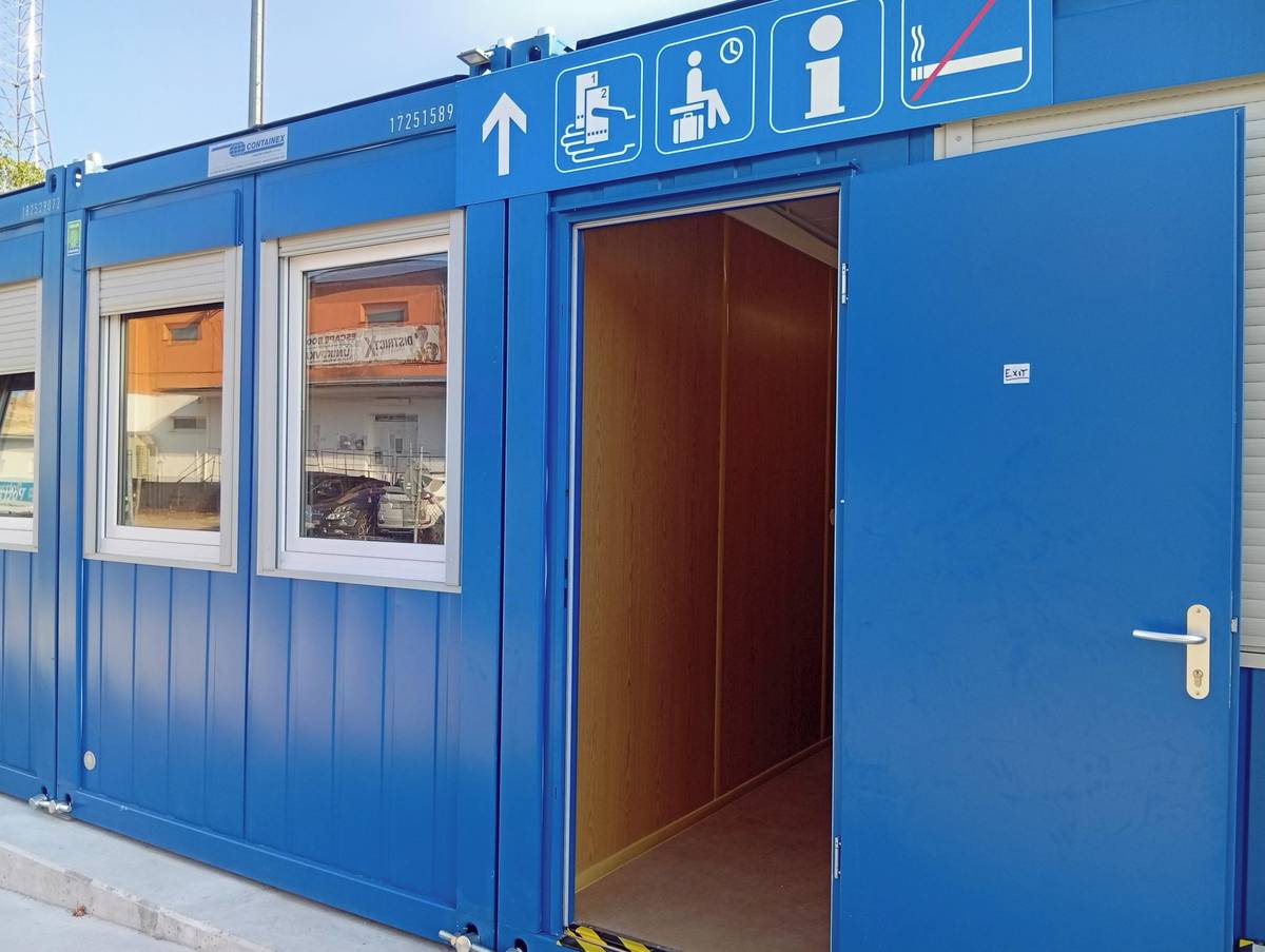 Pokladne, čakáreň aj toalety sú z trenčianskej železničnej stanice presťahované do náhradných priestorov. Nájdete ich niekoľko metrov od budovy stanice, za parkoviskom, vchod je od ulice oproti predajni potravín MILK-AGRO. Pokladne dopravcu Železničnej spoločnosti Slovensko (ZSSK) zostávajú otvorené v nezmenených prevádzkových hodinách - denne od 00.00 do 00.35 hod. a od 03.10 do 23.15 hod. Železnice [...]Čítať viac...
