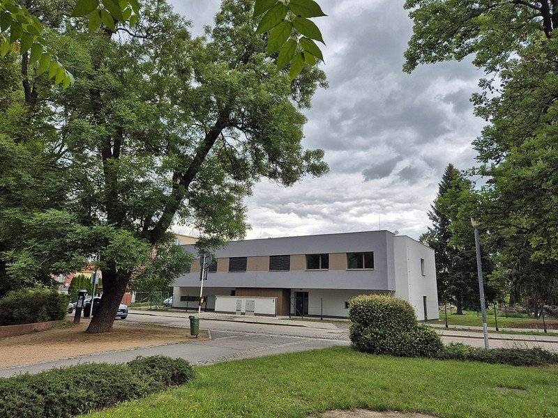 Pardubický kraj slavnostně otevřel nový dvojdomek pro děti z Dětského domova Pardubice v části původního areálu v ulici Ke Tvrzi.  Moderní zázemí poskytne domov dvěma rodinným skupinám s celkem dvanácti dětmi a představuje poslední stavební krok v dlouhodobé proměně systému péče o ohrožené děti v regionu. Tímto projektem se završuje více než desetileté úsilí o transformaci systému péče o ohrožené děti v našem kraji. Po prázdninách tak bude Pardubický kraj prvním krajem v České republice, kde už žádné ohrožené děti nebudou vyrůstat v pobytových zařízeních ústavního typu. Místo velkých institucí vznikají domácnosti, které se co nejvíce podobají běžnému rodinnému životu. Děti mají své pokoje, podílejí se na chodu domácnosti, mohou si zvát kamarády a učí se větší samostatnosti. Nový dvojdomek nabízí dvě samostatné domácnosti po šesti dětech. Součástí jsou společné obytné prostory, kuchyně, pokoje pro děti i zázemí pro každodenní život. Transformace však není jen o nových budovách. Je především o změně přístupu, který dětem umožňuje vyrůstat v prostředí plném stability, soukromí a přirozených vztahů.