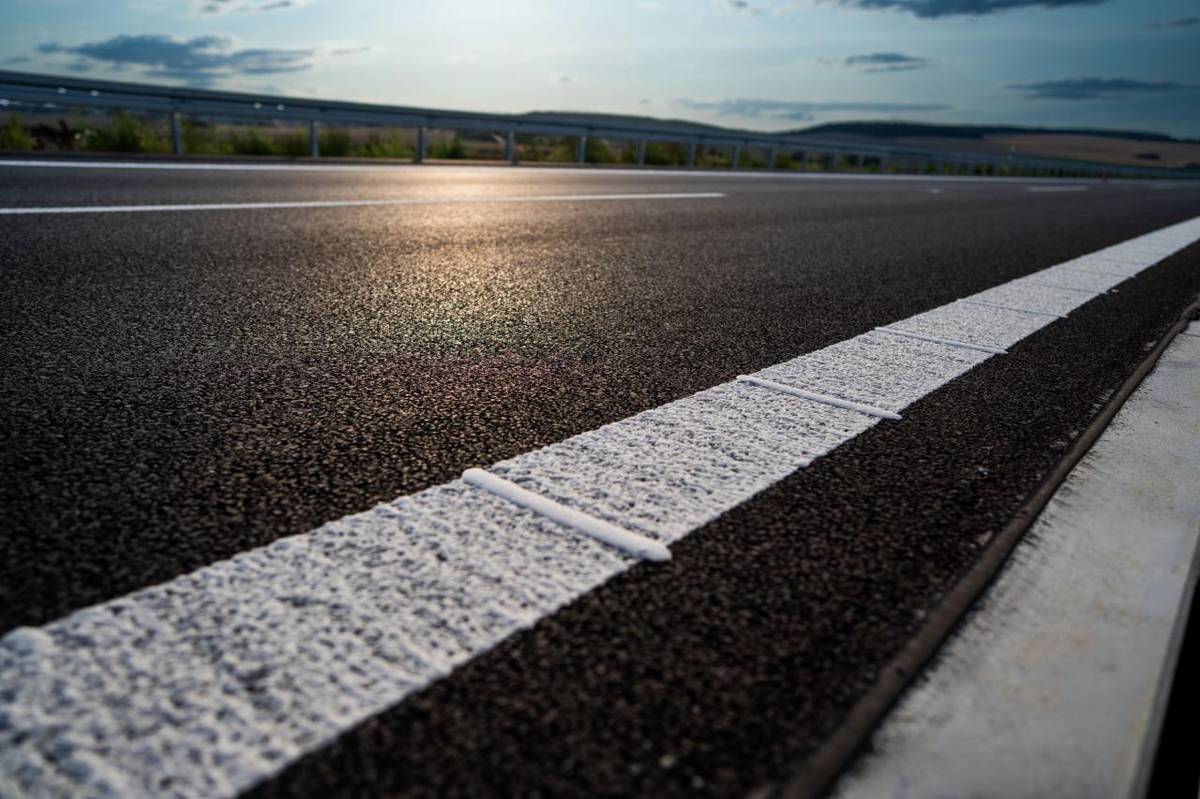 TRIBLAVINSKÁ CESTA BUDE POČAS NAJBLIŽŠIEHO VÍKENDU ÚPLNE UZAVRETÁ. Národná diaľničná spoločnosť obnoví povrch Triblavinskej cesty. Práce nadväzujú na dokončenie diaľničného prepojenia D4 a D1 a zahŕňať budú opravu poškodených miest aj položenie novej asfaltovej vrstvy.