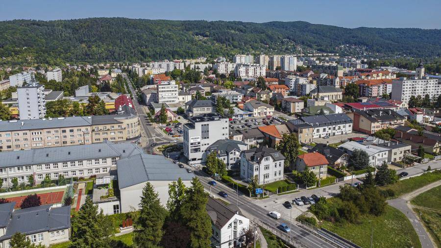 V týchto dňoch mesto spustilo do prevádzky nové kamerové body, ktoré pribudli vo viacerých lokalitách v meste. Moderná technológia pomôže nielen pri r...