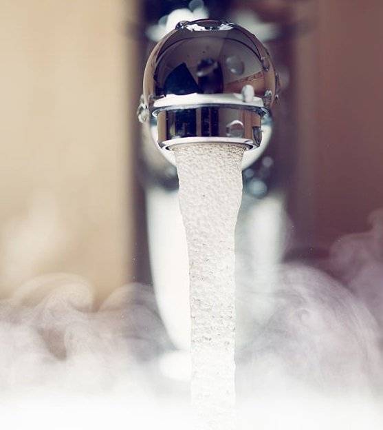 🚰 Vážení občané, ani druhý den ráno se bohužel dosud nepodařilo obnovit dodávku pitné vody do všech částí města. Připomínáme, že včera ráno došlo k havárii na hlavním vodovodním řádu u přečerpávací stanice pod koupalištěm. Samotná porucha byla již odstraněna, pracovníci vodáren však nadále intenzivně pracují na odvzdušnění celé vodovodní sítě. Vzduchové kapsy v potrubí brání plynulému obnovení dodávky vody, proto je nutné síť postupně odvzdušňovat po jednotlivých ulicích a větvích. V současné chvíli bohužel stále nelze přesně určit, kdy bude voda obnovena ve všech lokalitách. Pracovníci vodáren dělají maximum pro co nejrychlejší odstranění závady a obnovení běžného provozu. Děkujeme za vaši trpělivost, pochopení a omlouváme se za způsobené komplikace.