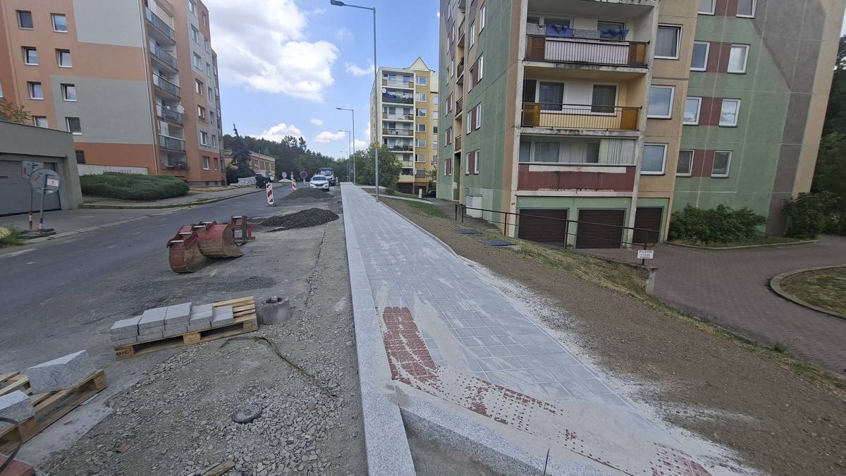 Rekonstrukce části ulice Vodnická od křižovatky s ulicí U Pramene směrem ke kotelně úspěšně pokračuje. Chodník je téměř hotov. Zítra dodavatel stavby zahájí rozebrání části zámkové dlažby a obrubníků u prostředního sjezdu k výškovému panelovému domu. Stávající obrubníky a dlažba budou nahrazeny novými. Do konce týdne se plánuje stejným způsobem opravit také sjezd u posledního panelového domu. První etapa opravy bude zdárně dokončena. V průběhu dopravního omezení mohou obyvatelé dotčení opravou sjezdu využívat objízdnou trasu vedenou za zadními trakty domů.