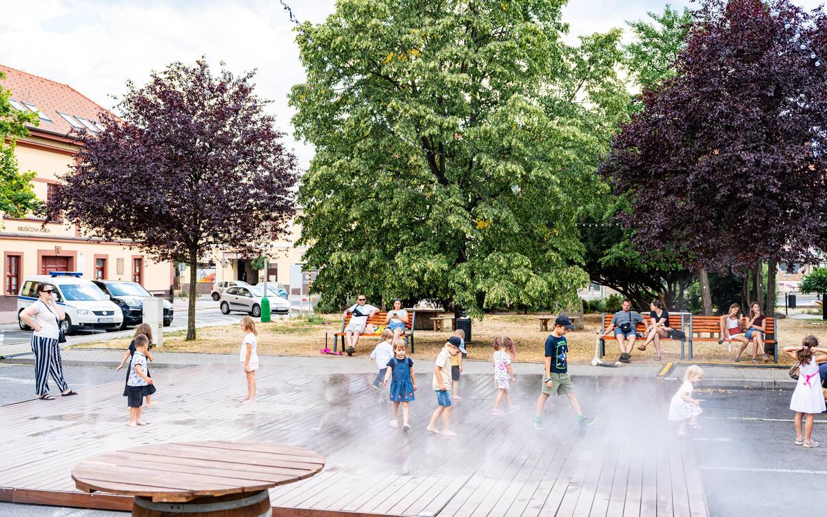 Radničné námestie počas leta žije oddychom, stretnutiami, pohybom aj kultúrou. 🌿 Príjemné posedenie priamo v centre, stánky s občerstvením, hmlové prvky na osvieženie počas horúcich dní či pumptrack vytvárajú priestor, kde sa dá zastaviť, oddýchnuť si a jednoducho si užiť leto. 💦🚲  Od piatka do nedele námestie ožíva aj programom Kultúrneho leta – koncertmi, športovými aktivitami a divadielkami pre najmenších. 🎶🎭  Takto vyzerá leto priamo v srdci Pezinka. 💛 Program Kultúrneho leta v Pezinku nájdete na našom webe: https://www.pezinok.sk/.../kulturne-leto-2026-v-pezinku...