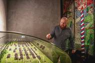 Kurátor Zdeněk Votava ukazuje architektonický model rakouského tábora, který zachycuje podobu lokality v první polovině minulého století. Foto: Kateřina Hefler, Ekonews
