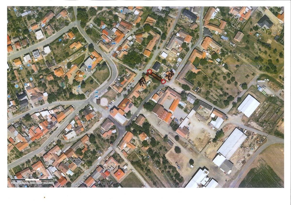 Oznamujeme občanům, že byla uzavřena komunikace mezi domy č.p. 197 a č.p. 108. Důvodem uzavírky je nebezpečí pádu nalomeného telefonního sloupu. Havárii řeší firma CETIN.