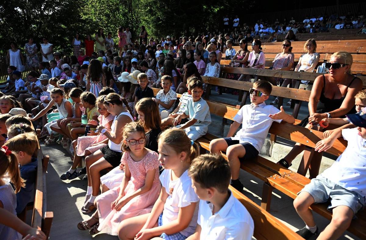 Posledný deň školského roka 2025/2026 sa niesol v slávnostnej atmosfére aj v Základnej škole Andreja Bagara v Trenčianskych Tepliciach. Školský amfiteáter zaplnili žiaci, pedagógovia, rodičia i hostia, ktorí spoločne symbolicky uzavreli ďalšiu kapitolu školského života. Uplynulých desať mesiacov zhodnotila vo svojom príhovore riaditeľka školy. Vyzdvihla školský rok ako obdobie plné nových skúseností, úspechov i spoločných zážitkov a poďakovala všetkým, ktorí sa podieľali na živote školy. „Dovoľte mi úprimne poďakovať mestu Trenčianske Teplice za podporu, dôveru a veľmi dobrú spoluprácu počas celého školského roka. Vážim si pomoc pri vytváraní kvalitných podmienok pre vzdelávanie našich detí i úsilie rozvíjať školu ako miesto, kde sa deti cítia bezpečne, prijaté a majú priestor naplno rozvíjať svoj potenciál,“ uviedla riaditeľka školy. Slávnostného ukončenia školského roka sa zúčastnila aj primátorka mesta, ktorá žiakom zaželala krásne, oddychové a bezpečné prázdniny. Zároveň ocenila prácu vedenia školy i pedagogického zboru. Mesto, ako zriaďovateľ školy, pokračuje v investíciách do budovy. Rekonštrukciou prešiel amfiteáter, telocvičňa i celý pavilón "G" základnej školy.     Osobitnú pozornosť si počas programu vyslúžili prváci, ktorí úspešne zvládli svoj vôbec prvý školský rok. Pred prítomným publikom predviedli krátky program a ukázali, čo sa počas školského roka naučili. Záver slávnosti tradične patril oceňovaniu najúspešnejších žiakov. Rada školy odmenila knižnými cenami 13 žiakov za výborné študijné výsledky a úspešnú reprezentáciu školy. Ocenenie si prevzali aj víťazi školského zberu papiera – jednotlivci i triedne kolektívy, ktoré počas roka nazbierali najviac druhotných surovín. Na svoje si prišli aj najaktívnejší čitatelia, ktorých mená a najúspešnejšie triedy vyhlásila vedúca školskej knižnice. Najemotívnejšie chvíle však patrili deviatakom. Tí sa naposledy rozlúčili so svojou základnou školou, spolužiakmi i učiteľmi, ktorí ich sprevádzali počas deviatich rokov. Po letných prázdninách ich čaká nová životná etapa na stredných školách, kde budú pokračovať vo svojom vzdelávaní a získavať ďalšie skúsenosti.