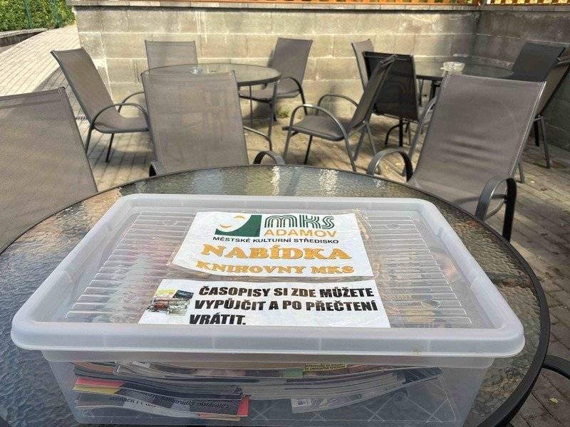 Stejně jako minulý rok i letos dodala knihovna MKS Adamov pro zkrácení volných chvil návštěvníků koupaliště starší čísla časopisů ze svého fondu. Můžete si je zapůjčit a po přečtení opět vrátit do označené plastové krabice s logem MKS Adamov. Nabídku časopisů pro vás budeme během léta obměňovat, nyní jsou v nabídce např. Vlasta, Xantypa, Téma a další. Přejeme hezké chvilky strávené čtením u vody!