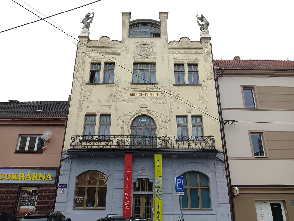 Výměna oken a balkonových dveří převážně na uliční fasádě objektu Muzea umění a designu Benešov začne v průběhu srpna 2026.