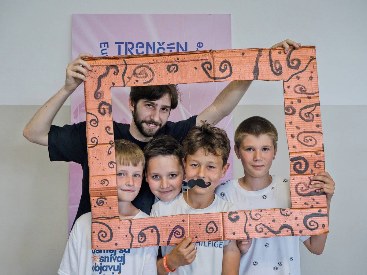 Dvesto detí zo šiestich základných škôl v Trenčíne absolvovalo nezvyčajné ročné vzdelávanie. Slovenský jazyk, vlastivedu, biológiu či dejepis sa učili aj prostredníctvom umenia pod spoločným vedením učiteľky a umelca alebo umelkyne. Učenie na základe medzinárodne overenej metodiky Kreatívne partnerstvá bolo súčasťou programu Trenčín 2026. Pre školy ide o nanajvýš aktuálnu tému - rozvoj kreativity tvorí [...]Čítať viac...