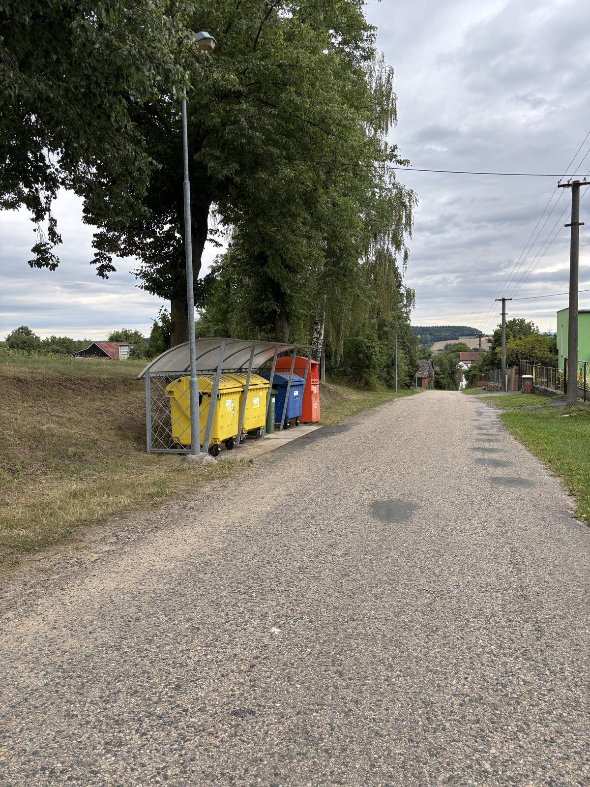 Vážení občané, rádi bychom vás informovali, že od dubna letošního roku je u stanoviště kontejnerů naproti domu č. p. 29 nově umístěn kontejner na použitý textil. Do kontejneru můžete odkládat zejména čisté a suché oblečení, bytový textil, obuv a další textilní výrobky vhodné k dalšímu využití nebo recyklaci. Obec Dolní Pohleď chce v následujících letech klást větší důraz na snižování množství směsného komunálního odpadu, který tvoří významnou část nákladů na odpadové hospodářství. Právě důsledným tříděním jednotlivých složek odpadu, včetně textilu, můžeme společně dosáhnout toho, že bude ve směsném odpadu končit méně využitelných materiálů. Naším cílem je postupně zlepšovat systém třídění v obci a motivovat k tomu, aby co největší množství odpadu našlo své místo v příslušných kontejnerech. Pokud se nám podaří množství směsného odpadu dlouhodobě snižovat, může to v budoucnu přispět ke stabilizaci nebo dokonce snížení nákladů na jeho svoz a likvidaci. Děkujeme všem občanům, kteří odpady zodpovědně třídí a pomáhají tak vytvářet čistější a hospodárnější obec pro nás všechny. Obec Dolní Pohleď ♻️🌱