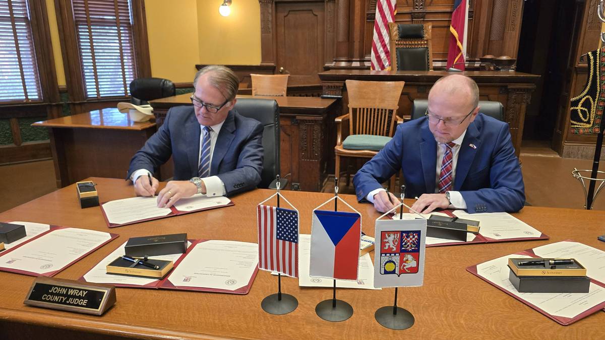 V texaském městě Waxahachie bylo podepsáno memorandum o spolupráci mezi Pardubickým krajem a Ellis County, které je základem pro prohlubování spolupráce, a to nejen v oblasti kultury a podpory aktivit českých krajanských komunit. Jedná se o první memorandum tohoto typu mezi českým krajem a texaským county. "Memorandum o spolupráci s Ellis County nebereme pouze jako deklaratorní dokument, ale jako základ pro prohlubování spolupráce, která se datuje již od roku 2018. Na území okresu je řada významných krajanských komunit. Hlavním centrem aktivit je město Ennis, kde se každoročně koná významný National Polka Festival. Chceme však pokračovat ve spolupráci také v dalších oblastech, a to včetně podpory českých firem, výměny studentů a dalších oblastí. V letošním roce například prezentujeme společnost Koulier, která vyrábí tradiční skleněné vánoční ozdoby," uvedl hejtman Martin Netolický, který memorandum podepsal společně se soudcem okresu Johnem Wrayem. "Česká stopa v Texasu sahá až do poloviny 19. století, kdy do této části Spojených států začaly přicházet první vlny českých přistěhovalců, především z Moravy a Čech. Češi se usazovali zejména ve středním a jižním Texasu, kde zakládali farmy, kostely, školy i kulturní spolky. Významnými centry české komunity se stala města jako West, Ennis, Praha nebo Caldwell," vysvětlil hejtman krajanské stopy v Texasu. Přistěhovalci si přinášeli své tradice, jazyk, hudbu i kuchyni, které jsou v Texasu patrné dodnes. Dodnes se zde konají české festivaly, slavnosti koláčů a polky a některé rodiny stále uchovávají české příjmení i povědomí o svých kořenech. Česká komunita významně přispěla k rozvoji texaského zemědělství i místní kultury a představuje jednu z nejvýraznějších evropských stop v historii Texasu. Ellis County se nachází v severní části Texasu, přibližně 50 kilometrů jižně od Dallasu, a správním centrem je město Waxahachie. Okres byl založen v roce 1849 a pojmenován po Richardu Ellisovi, prezidentovi texaského konventu z roku 1836. Historicky byl region známý především zemědělstvím, zejména pěstováním bavlny, díky čemuž patřil na přelomu 19. a 20. století mezi nejvýznamnější bavlnářské oblasti ve Spojených státech. Dnes je Ellis County rychle rostoucí oblastí s populací přes 190 tisíc obyvatel, která těží z blízkosti metropolitní oblasti Dallas–Fort Worth. Ekonomika je založena nejen na průmyslu a službách, ale také na výrobě, obchodě a dopravě. Oblast je známá kombinací venkovského charakteru, historické architektury a moderního rozvoje.