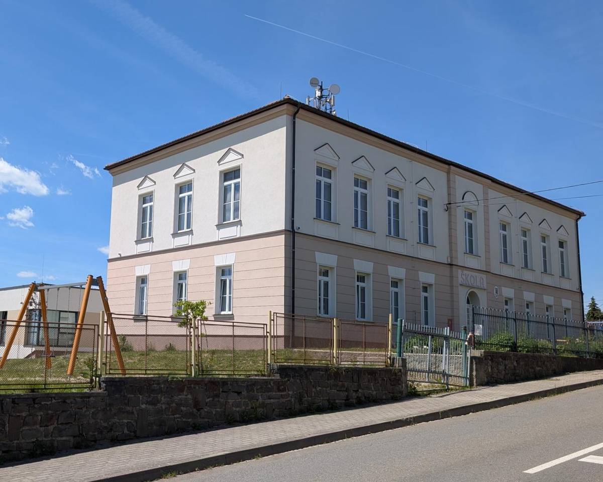 Ve škole bude živo i o prázdninách. Obec investuje bezmála půl milionu do úprav školního areálu.