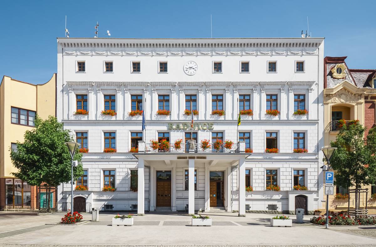 Vedení města Hlučína informuje občany, že Městský úřad Hlučín je od středečního rána plně k dispozici veřejnosti a funguje v běžném režimu. V úterý 14. července musela být budova z bezpečnostních důvodů v poledních hodinách narychlo evakuována a pro veřejnost uzavřena. K mimořádnému opatření úřad přistoupil poté, co jedna z úřednic před polednem přijala telefonické oznámení o údajně umístěné výbušnině v budově úřadu. Bezpečnost zaměstnanců i občanů byla okamžitou prioritou, proto došlo k okamžitému vyklizení prostor. Celou záležitost si na místě převzala Policie České republiky, která provedla kompletní pyrotechnickou prohlídku objektu. „Velmi se omlouváme všem občanům za komplikace a neplánované omezení služeb, které jim toto přerušení provozu způsobilo. Současně děkujeme za trpělivost, klidný průběh evakuace a pochopení v této mimořádné situaci,“ sdělila starostka města Petra Tesková. Případem se nyní intenzivně zabývají kriminalisté. Od středy již úřad poskytuje všechny služby bez omezení v rámci standardních úředních hodin. #hlucin #mestohlucin #utok #pčr #mestskyurad #bezpecnost