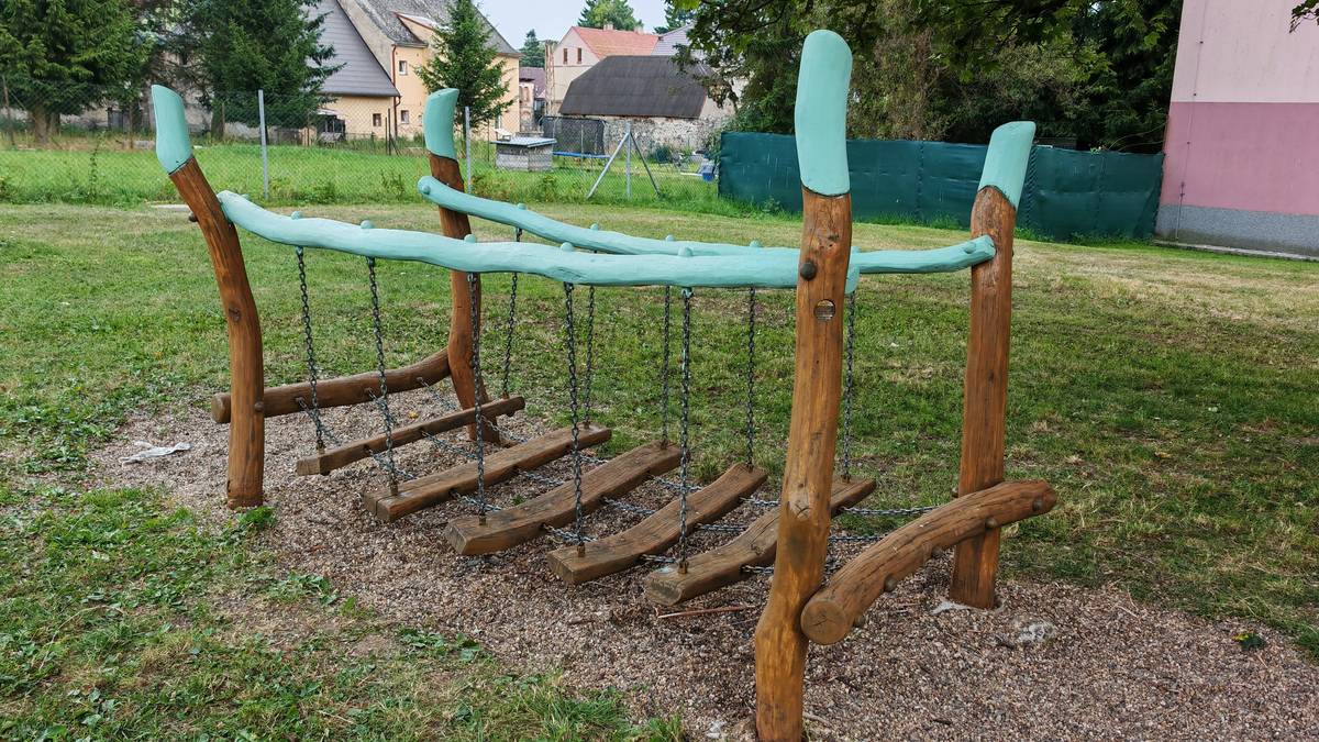 Na dětském hřišti jsme provedli údržbu a drobné opravy herních prvků. Dřevěné konstrukce byly očištěny a dostaly nový ochranný nátěr, který pomůže prodloužit jejich životnost a zároveň celý prostor barevně oživil. Průběžnou péčí chceme hřiště udržovat bezpečné, funkční a příjemné pro děti i jejich rodiče. Jsme rádi, že se podařilo hřiště opravit a zvelebit. Prosíme návštěvníky, aby se k vybavení chovali ohleduplně, aby mohlo dětem sloužit co nejdéle.   Roman Keznikl starosta města