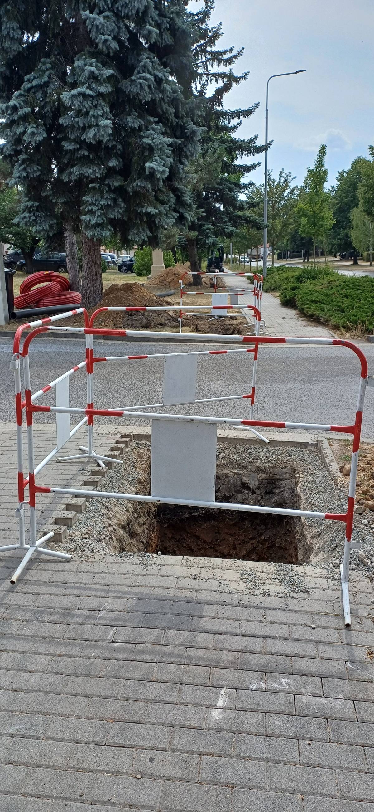 Vážení občané, v obci probíhají výkopové práce na položení elektrického vedení k budoucí trafostanici, která bude zbudovaná na místě současné dolní autobusové zastávky. Ta bude zbourána. Současně se vyrábí autobusová čekárna, která vám bude na témže místě sloužit po dobu než ji přestěhujeme k obchodnímu středisku v rámci akce II/416 Měnín průtah. Poté se točna zruší a vznikne zde místo pro zeleň. Dbejte prosím zvýšené opatrnosti při procházení kolem výkopů.