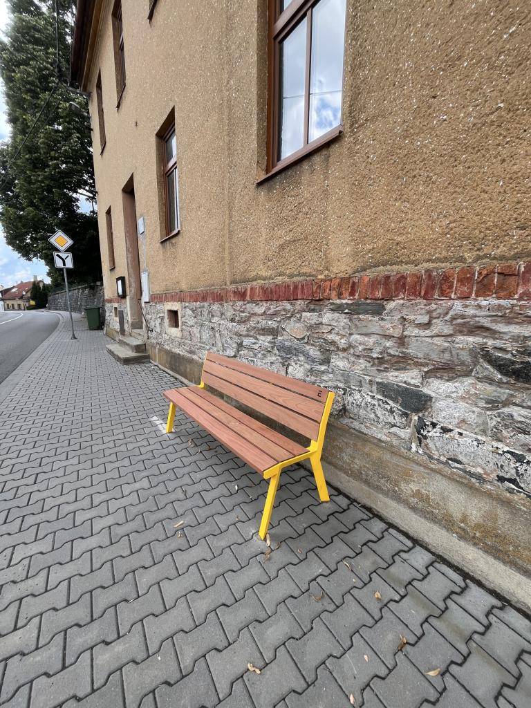 Informujeme občany, že v současné době probíhá na různých místech v Olešnici instalace nových laviček.