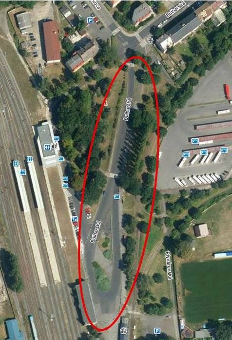 Vážení občané, upozorňujeme na omezení v Bulharské ulici – v úseku od Kozákovy ulice až po vjezd k bývalé budově ČD viz obrázek – které bude platné v pátek a sobotu 17. a 18. července 2026. V místě bude značka zákaz zastavení, protože se zde bude v těchto dnech provádět blokové čištění a následné nové vodorovné dopravní značení. V případě deště se omezení prodlouží až do neděle 19.7., od pondělí 20. 7. by mělo místo být bez omezení. Děkujeme za pochopení a respektování dopravního značení. město Česká Lípa