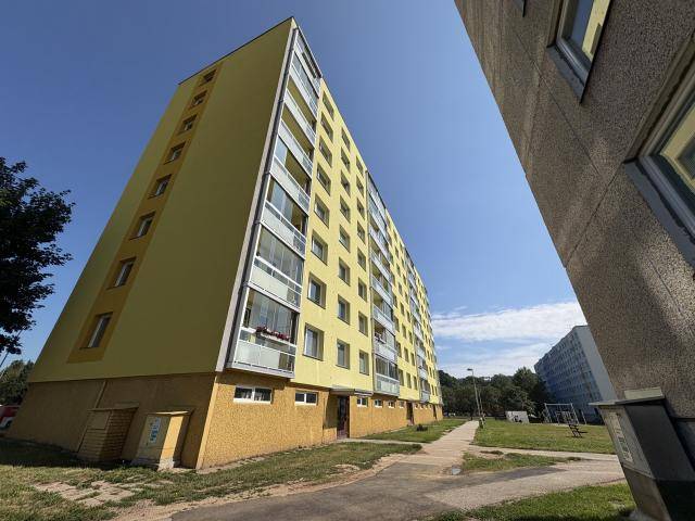 V blízkosti panelových domů v ulicích Pampelišková, Mládežnická a Za Komínem vybuduje město nové nástupní plochy pro hasičskou techniku. Ty umožní složkám bezpečně a efektivně zasahovat zejména při mimořádných událostech. Zpevněné plochy vzniknou díky stávajícím chodníkům a štěrkovému trávníku.                               Číst dál...