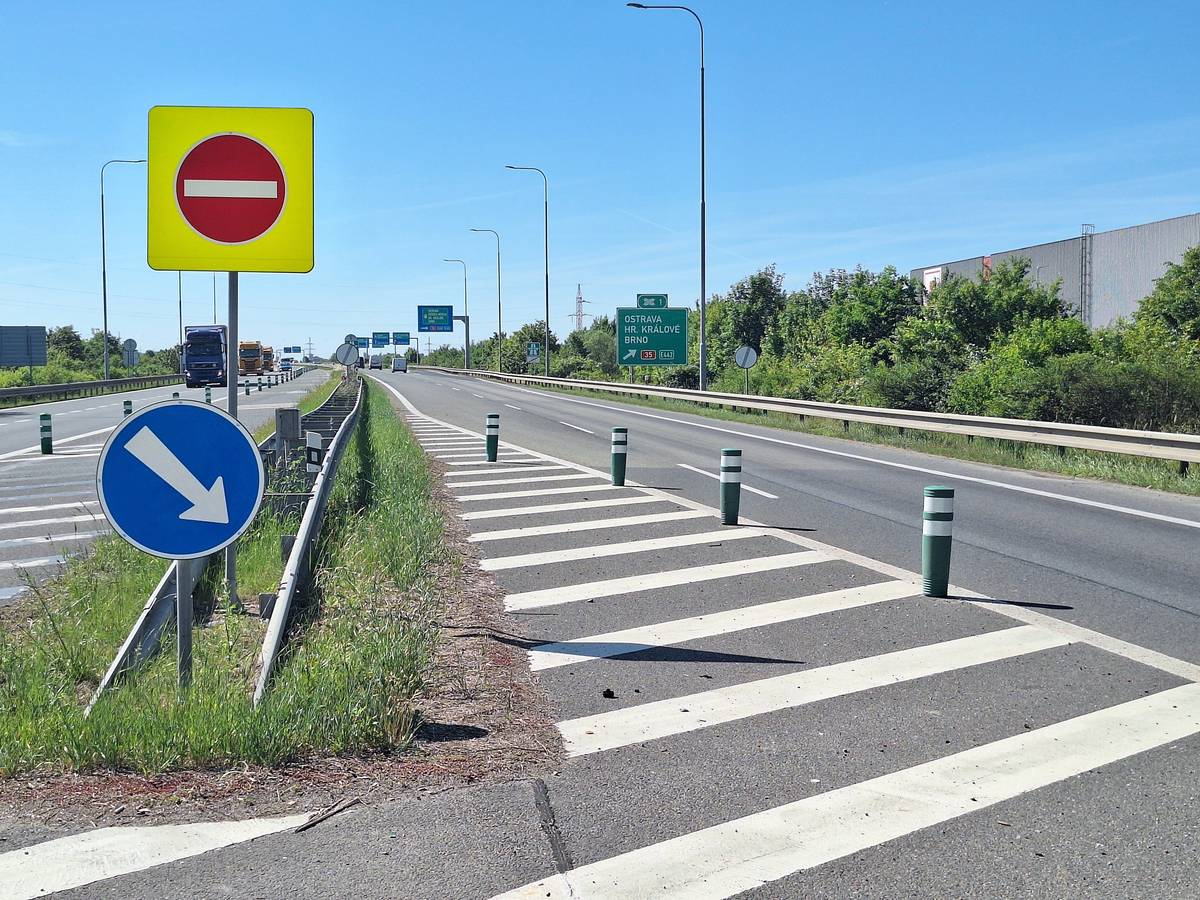 Oprava trasy z Olomouce na Grygov proběhne během jednoho měsíce Ve čtvrtek 16. 7. 2026 zahájíme plánovanou rekonstrukci silnice I/55 v úseku Olomouc–Grygov. Práce potrvají necelý měsíc za částečné uzavírky, kterou na žádost zhotovitele schválil příslušný správní úřad. Řidiči projedou po neopravované části dostatečně široké vozovky, v případě úplného uzavření nájezdů nebo sjezdů bude umožněno bezpečné otočení na nejbližší křižovatce, kudy se motoristé dostanou zpět do požadovaného směru a následně do cíle. Potřebu opravy trasy na Přerov potvrdil nezávislý diagnostický průzkum složený z pochůzek, odebírání vzorků i zkoumání v laboratoři. Externí certifikovaný posudek odhalil přítomnost vozovkových vad ve formě trhlin, nerovností, opotřebení asfaltového krytu a starých vysprávek. Veřejné výběrové řízení doprovázel vysoký zájem zhotovitelů, z deseti potenciálních dodavatelů byla díky nejvýhodnější nabídce vybrána firma IMOS Brno. Hodnotili jsme cenu i dobu uvedení stavby do provozu, proto proběhne oprava téměř za poloviční cenu oproti předpokladu – cca 34,5 milionu Kč a opětovné zprovoznění dotčené trasy nastane do jednoho měsíce od zahájení. Předmětem zakázky je výměna asfaltových vrstev včetně obnovy dělicích pásů a krajnic, počítáme také s kontrolou odvodnění a doplněním dopravního značení i svodidel vyšší zádržnosti. Audio verze částí informační zprávy od mluvčího ŘSD (Jan Rýdl): https://rvs.rsd.cz/packages/7110e46b-27b2-4622-a99e-f3f5bc5a10d9. Zajímavé zprávy a novinky najdete také na našich krajských účtech sítě X (bývalý Twitter):  https://x.com/RSD_Olomoucky, https://x.com/RSD_MSlezsky (kliknout nebo adresy zkopírovat do adresního řádku).