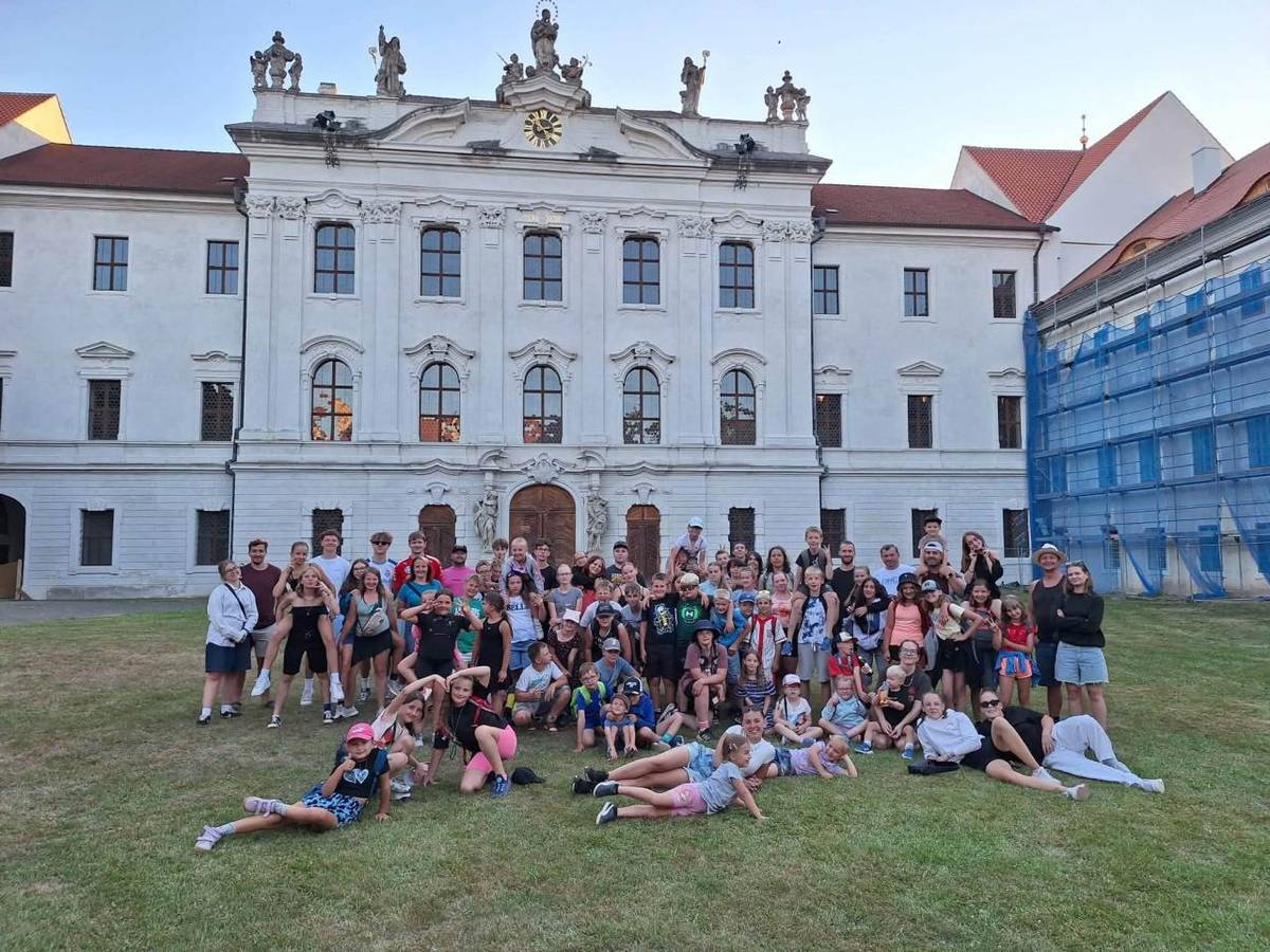 Letošní dětský tábor v Kladrubech u Stříbra už má za sebou více jak polovinu a my musíme zaklepat, že slunečné počasí letos táborníkům opravdu přeje!