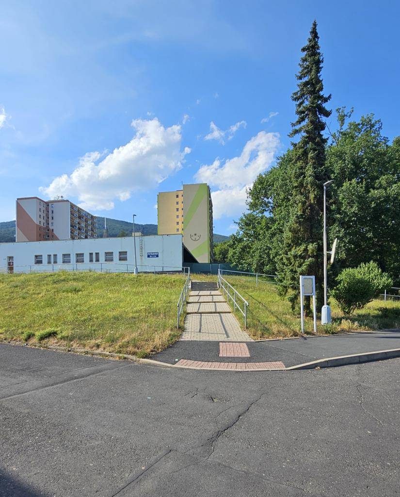 Od pondělí 20.7. 2026 bude zahájena oprava schodiště v ulici Tyršova u prodejny Tesco.