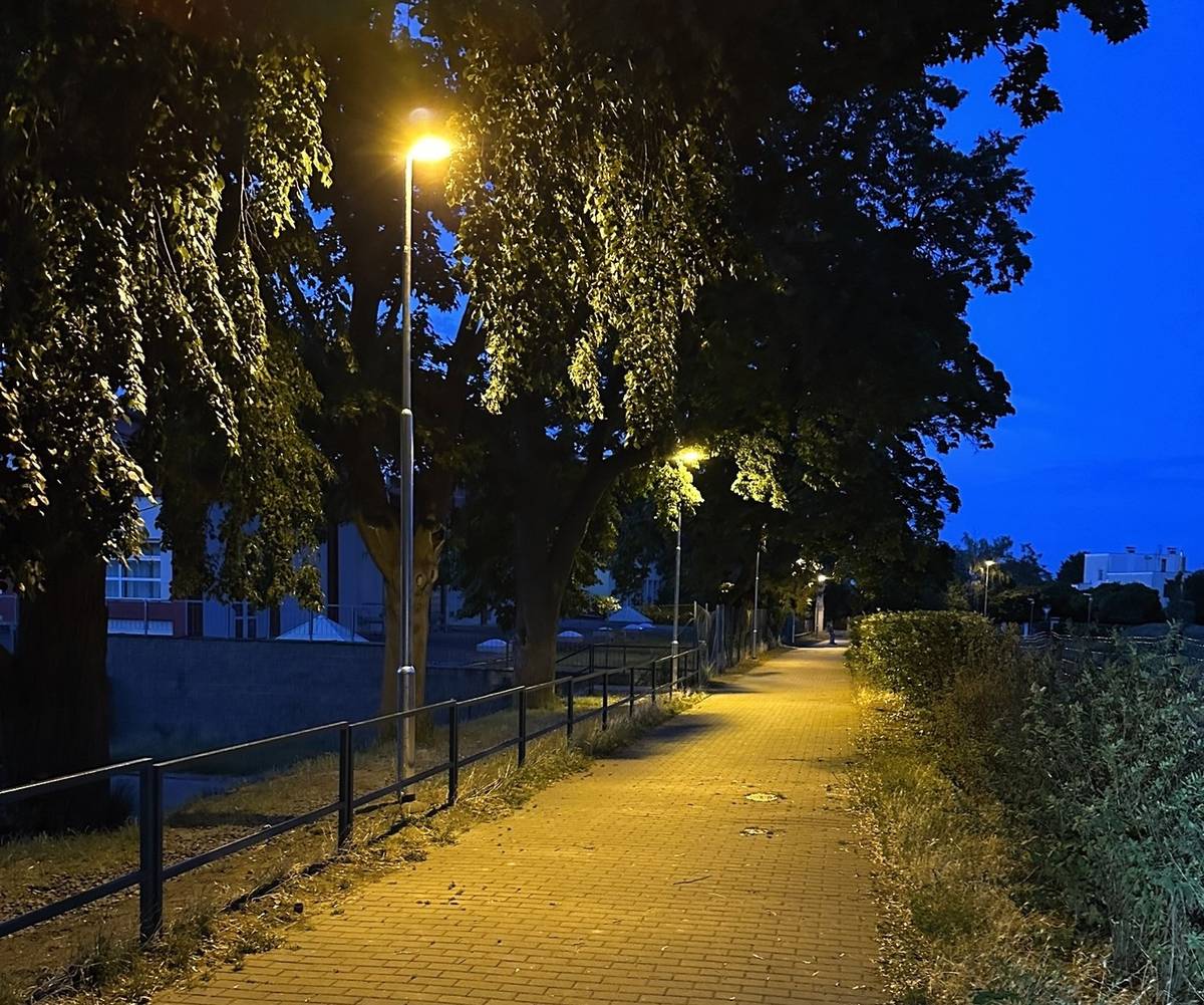 Od 10. července je v okolí základní školy ve Vinoři v provozu sedm nových lamp veřejného osvětlení, které byly nově připojeny do soustavy veřejného osvětlení hlavního města Prahy. Jejich provoz, spotřebu elektřiny, servis, revize i opravy nyní zajišťuje společnost Technologie hlavního města Prahy (THMP). Možná se to zdá jako drobná změna, ve skutečnosti ale napravujeme dlouholetý nelogický stav. Původní lampy v ulicích Prachovická a Opočínská byly přibližně 15 až 20 let napojeny na elektroměr naší základní školy. Náklady na jejich svícení, údržbu, opravy a revize tak nehradil správce pražského veřejného osvětlení THMP, ale městská část prostřednictvím rozpočtu školy. Za tuto dobu mohly náklady na elektřinu a další věci dosáhnout přibližně čtvrt milionu korun. Současné vedení městské části začalo situaci řešit před více než třemi lety. Po dlouhých a složitých jednáních se podařilo najít řešení, které je ještě lepší než převzetí původních lamp za plotem školy. THMP vybudovala zcela nové veřejné osvětlení – pět nových lamp v ulici Prachovická, včetně míst, kde dosud osvětlení chybělo, a další dvě stávající lampy u dětského hřiště Medúza byly přepojeny do soustavy veřejného pražského osvětlení. Význam veřejného osvětlení přitom nespočívá pouze v samotném komfortu. Dobře osvětlené ulice, chodníky a veřejná prostranství zvyšují bezpečnost chodců, usnadňují orientaci a přispívají k tomu, aby se lidé ve svém okolí cítili příjemněji a bezpečněji. Nejdůležitější je, že veškeré náklady na vybudování nových rozvodů, kabelů, stožárů i samotnou realizaci hradila společnost THMP. Rozpočet městské části tak nebyl zatížen ani korunou. Tento projekt je příkladem přístupu současného vedení radnice, které se snaží řešit věci systematicky a koncepčně, v dlouhodobém horizontu, s péčí řádného hospodáře. Postupně napravujeme historické nedostatky, které jsme zdědili, a hledáme řešení, která šetří prostředky městské části a zároveň zvyšují kvalitu života ve Vinoři. Na závěr bych chtěl poděkovat místostarostce Lence Hluší, která se celému projektu intenzivně věnovala a významně přispěla k jeho úspěšné realizaci. Nové lampy dnes nejen krásně svítí, ale také ukazují, že když se věci řeší s rozmyslem, přináší to konkrétní výsledky pro všechny obyvatele Vinoře. Michal Biskup, starosta