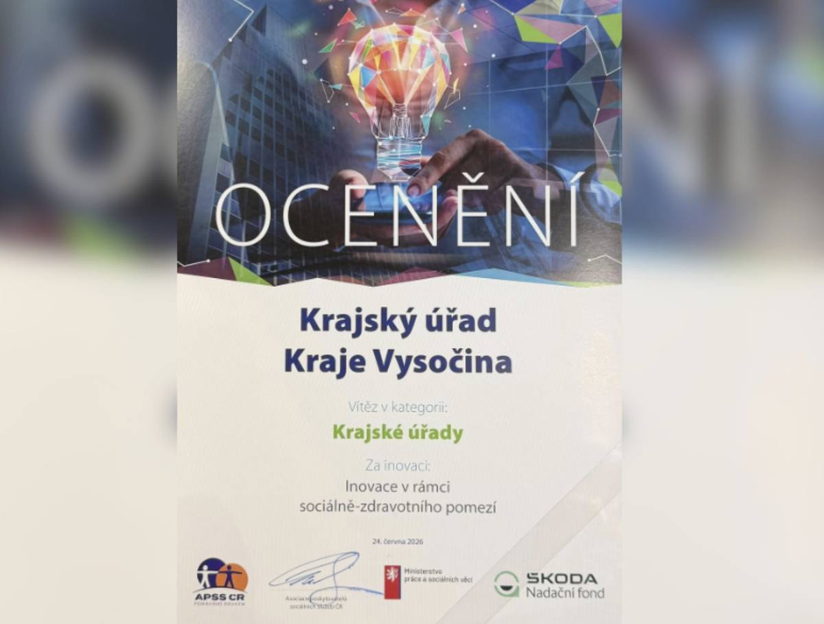Kraj Vysočina získal první místo v celostátní soutěži Ceny inovace v sociálních službách. V kategorii krajských úřadů zvítězil už potřetí za sebou, tentokrát s projektem zaměřeným na propojení sociální a zdravotní péče. Oceněné řešení zahrnuje například telemedicínu a model sociálního lékaře. Díky tomu mohou klienti pobytových sociálních služeb získat zdravotní péči rychleji a často přímo v prostředí, kde žijí. Zdravotní sestry mohou na dálku konzultovat stav klienta s lékařem, sdílet výsledky vyšetření nebo EKG a společně rozhodnout o dalším postupu. Projekt pomáhá také lidem, kteří se ke zdravotní péči dostávají obtížně, například lidem bez domova. Ocenění je poděkováním všem poskytovatelům sociálních služeb, zdravotníkům a partnerům, kteří nové postupy uvádějí do každodenní praxe.