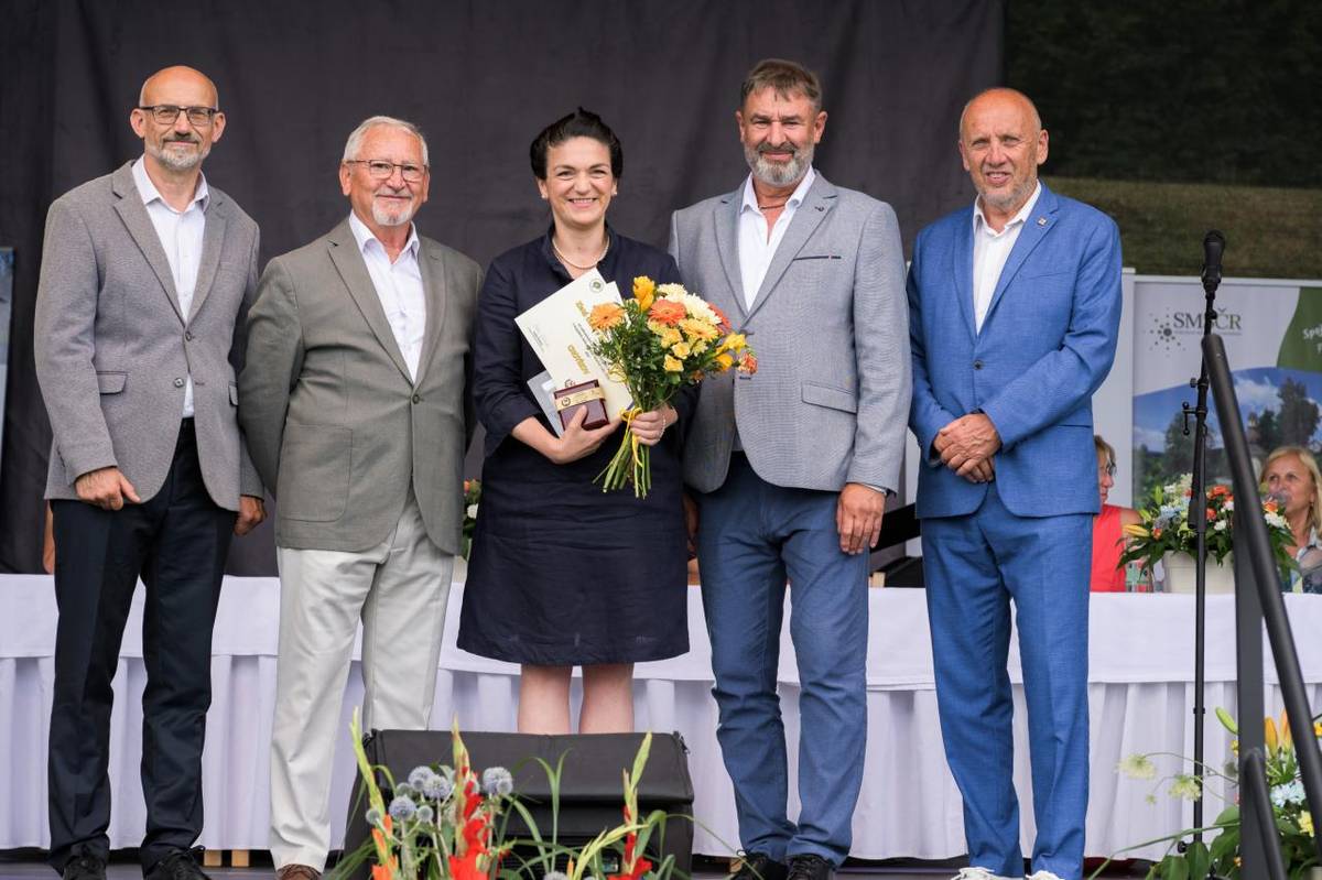 Na naše květnové setkání s hodnotitelskou komisí soutěže VESNICE ROKU 2026 navázala v neděli 12. července 2026 slavnostní ceremonie ve Všerubech, kde byly vyhlášeny výsledky krajského kola soutěže a oceněny obce z Plzeňského kraje za jejich dlouhodobou práci, aktivní přístup a péči o veřejný prostor