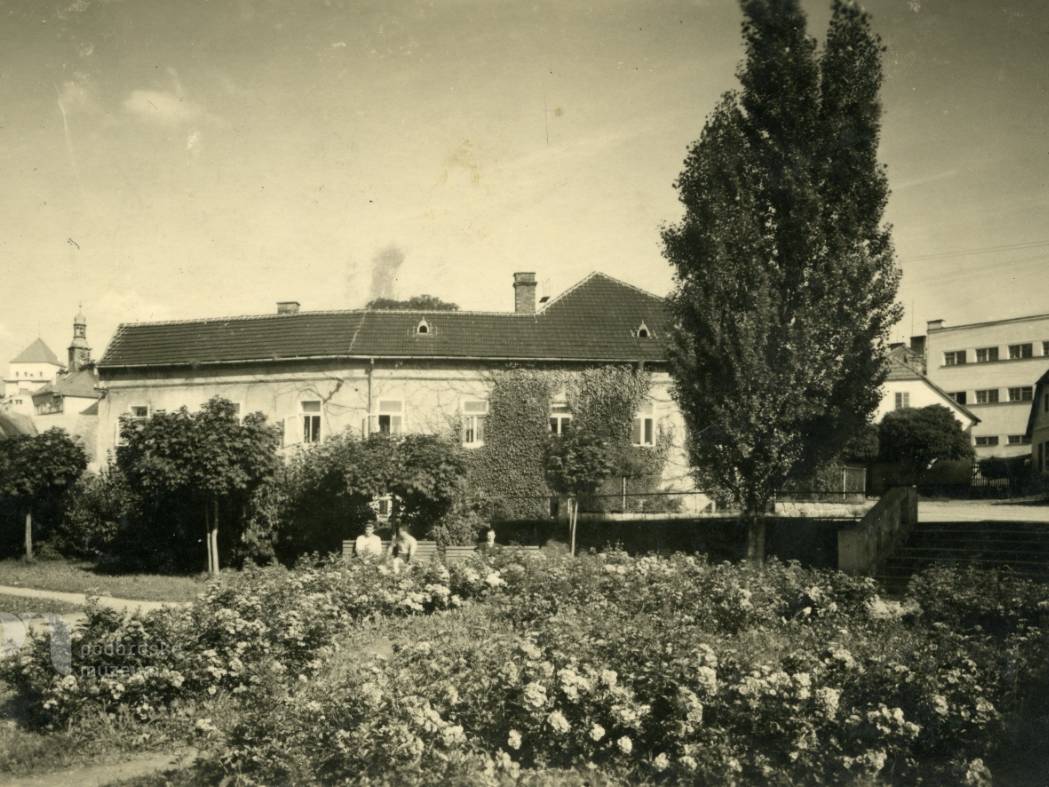 Vedení města Rožmitála pod Třemšínem dorazil dopis občanů týkající se revitalizace parkové plochy u zdravotního střediska a parku u Obory v Rožmitále pod Třemšínem. Dopis i s odpověďmi starosty města Pavla Bártla si dovolujeme zveřejnit.