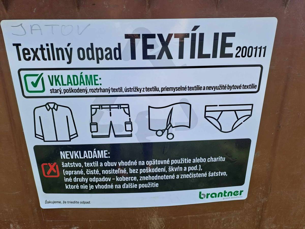 Kontajnery na šatstvo a nepoužiteľné textílie sa nachádzajú za budovou obecného úradu Jatov.