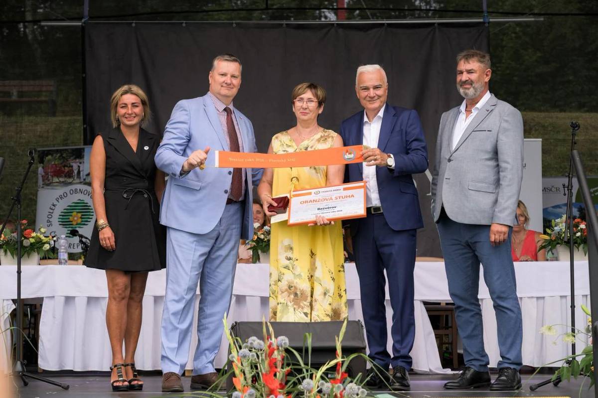 Máme velkou radost, že obec Bezvěrov získala v krajském kole soutěže Vesnice roku 2026 prestižní Oranžovou stuhu, která oceňuje příkladnou spolupráci obce se zemědělskými subjekty a podporu života na venkově.
