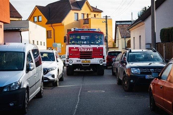 V období letních měsíců dochází vlivem vysokých teplot a sucha ke zvýšenému riziku vzniku požárů. V případě mimořádné události je rychlý příjezd záchranných složek klíčový a nevhodně zaparkovaná vozidla mohou jejich zásah významně zkomplikovat nebo zdržet. Dovolujeme si tedy znovu požádat občany o dodržování minimálního třímetrového průjezdného prostoru na místních komunikacích. Toto opatření je nezbytné především pro zajištění bezpečného a rychlého průjezdu složek Integrovaného záchranného systému (IZS), tedy hasičů, zdravotnické záchranné služby a Policie České republiky. Současně probíhá období sklizně, během kterého se po místních komunikacích pohybuje rozměrná zemědělská technika. Pro její bezpečný průjezd je také nutné zachovat dostatečný prostor, aby nedocházelo k omezení provozu ani ke škodám na majetku. Děkujeme všem obyvatelům za ohleduplnost a respektování pravidel parkování. Zachování průjezdného prostoru přispívá k bezpečnosti nás všech a umožňuje bezproblémový průjezd vozidel záchranných složek i zemědělské techniky.