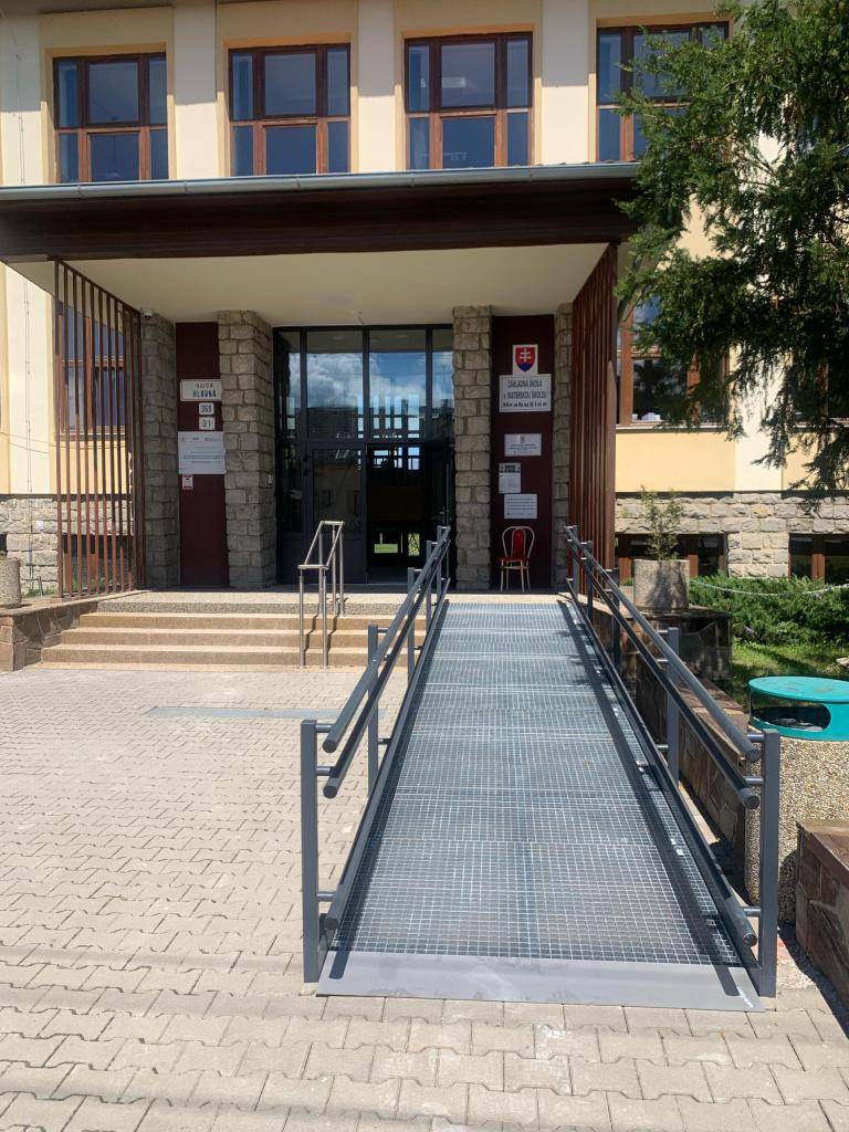 V uplynulých týždňoch výrazne pokročili práce na projekte „Zlepšenie energetickej hospodárnosti budovy ZŠ v Hrabušiciach“, ktorý obec započala s cieľom znížiť energetickú náročnosť budovy, zlepšiť podmienky pre žiakov a zamestnancov školy a zároveň znížiť budúce prevádzkové náklady.