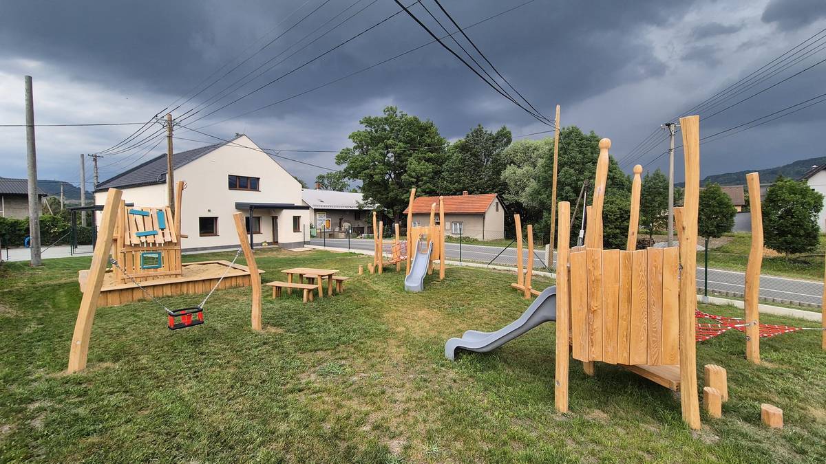 S radostí představujeme první fotky nově připravovaných prostor dětské skupiny v Ženklavě. Moderní, bezpečné a útulné prostředí je navrženo tak, aby se v něm děti cítily co nejlépe a měly spoustu místa pro hraní, tvoření i odpočinek. 🎨🎲 Chcete, aby vaše dítě bylo součástí tohoto skvělého kolektivu? Poslední volná místa jsou ještě k dispozici. V případě zájmu nebo dotazů neváhejte kontaktovat: Mgr. Jan Dalecký, tel: 720 203 542, e-mail: reditel@zszenklava.cz. Jak se vám líbí? 🤩