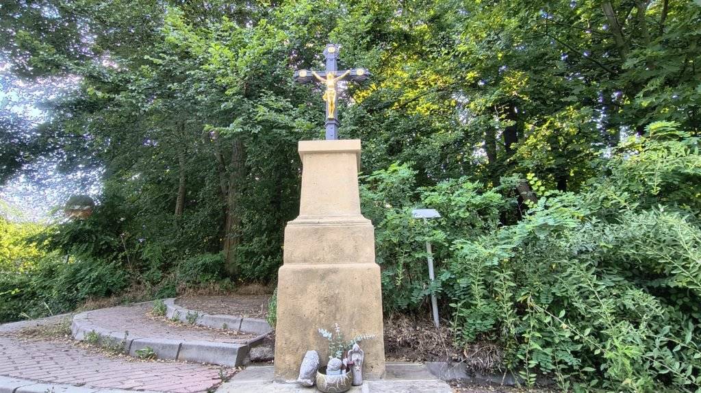Rozlučkový kříž u Ctěnického háje prošel odbornou obnovou. O restaurátorské práce se postarala Kamenická huť sv. Rocha, která se specializuje na obnovu historických kamenných památek. Při opravě byl restaurován také pozlacený korpus Krista. Bohužel krátce po dokončení obnovy někdo z části sošky seškrabal novou vrstvu zlacení. Poškození se podařilo odstranit a korpus byl znovu odborně opraven a dozlacen. Rozlučkový kříž připomíná někdejší pohřební tradici. Stojí na místě, kde se obyvatelé Přezletic naposledy loučili se svými zemřelými, než pohřební průvod pokračoval dál na vinořský hřbitov. Děkujeme Líbě Paterové, že opravu kříže iniciovala. Martin Mach, radní